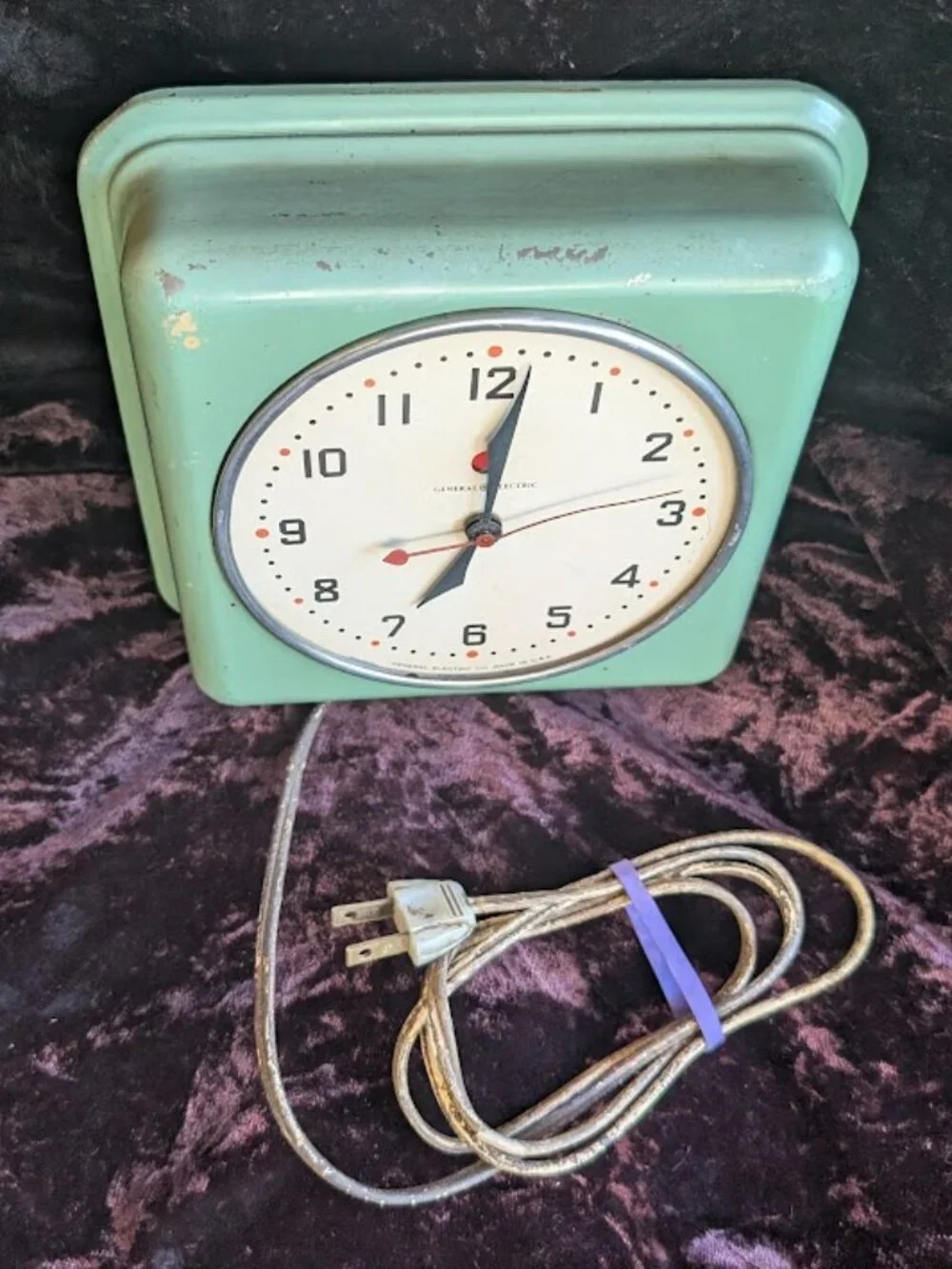 Vintage General Electric metal wall clock model #2H08 - runs, missing glass dome
